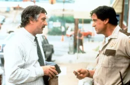 "Cop Land". Im Bild: Internal Affairs-Ermittler Moe Tilden (Robert De Niro) bittet Sheriff Heflin (Sylvester Stallone) um Hilfe.