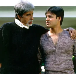 Raj Cauhan (Amitabh Bachchan, l.) und Arjun Khanna (Vivek Oberoi)  +++ Die Verwendung des sendungsbezogenen Materials ist nur mit dem Hinweis und Verlinkung auf RTL+ gestattet. +++