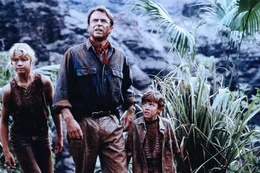 Von links: Lex (Ariana Richards), Dr. Alan Grant (Sam Neill) und Tim (Joseph Mazzello) werden von Dinosauriern gejagt.  +++ Die Verwendung des sendungsbezogenen Materials ist nur mit dem Hinweis und Verlinkung auf RTL+ gestattet. +++