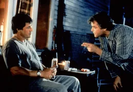 MDR Fernsehen COP LAND, "Cop Land", am Samstag (04.08.12) um 00:30 Uhr. Der Cop Gary (Ray Liotta, re.) versucht seinem naiven Kumpel und Kollegen Freddy (Sylvester Stallone) klar zu machen, wer die wahren Herrscher in der Stadt sind.