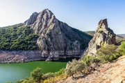 Der Nationalpark Monfragüe in der Extremadura ist ein Paradies für Greifvögel: Am„Salto del Gitano“ lebt die größte Gänsegeierkolonie mit gut 350 Tieren oberhalb des Flusses Tajo. Der Nationalpark Monfragüe in der Extremadura ist ein Paradies für Greifvögel: Am„Salto del Gitano“ lebt die größte Gänsegeierkolonie mit gut 350 Tieren oberhalb des Flusses Tajo.