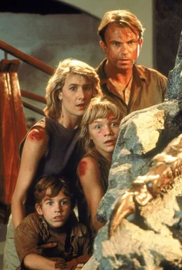 Tim (Joseph Mazzello, l.), Lex (Ariana Richards, 2.v.re.), Ellie (Laura Dern) und Alan Grant (Sam Neill) verstecken sich vor den Dinosauriern, die &uuml;berall frei im Park herumlaufen.  +++ Die Verwendung des sendungsbezogenen Materials ist nur mit dem Hinweis und Verlinkung auf RTL+ gestattet. +++