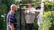 Die Neugärtner Ronny und Steffen möchten den Nachbarn Wolfgang und Elke bei der Gartentorreparatur helfen. Leider ist das Vorhaben komplizierter als gedacht. Die Neugärtner Ronny und Steffen möchten den Nachbarn Wolfgang und Elke bei der Gartentorreparatur helfen. Leider ist das Vorhaben komplizierter als gedacht.