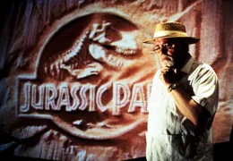 Dr. John Hammond (Richard Attenborough) hat auf der Pazifik-Insel Isla Nublar mit Hilfe modernster Gentechnologie einen Erlebnispark mit lebenden Dinosauriern geschaffen.  +++ Die Verwendung des sendungsbezogenen Materials ist nur mit dem Hinweis und Verlinkung auf RTL+ gestattet. +++