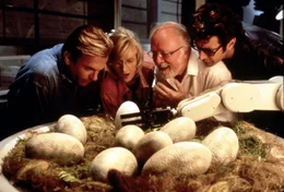 Von links: Dr. Alan Grant (Sam Neill), Dr. Ellie Sattler (Laura Dern), Dr. John Hammond (Richard Attenborough) und Dr. Ian Malcolm (Jeff Goldblum) bestaunen die Dinosaurier-Eier.  +++ Die Verwendung des sendungsbezogenen Materials ist nur mit dem Hinweis und Verlinkung auf RTL+ gestattet. +++