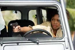 Die neue Miss Moneypenny, Eve (Naomie Harris), sitzt nicht nur in London im B&uuml;ro.