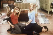 Der am Boden liegende Ross (David Schwimmer, unten) erkl&auml;rt Phoebe (Lisa Kudrow, r.) und Rachel (Jennifer Aniston, l.), dass die Kunst der Selbstverteidigung im Kopf beginnt.