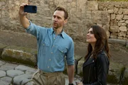 Tom Hiddleston und Professorin Caitie Barrett begutachten die Au&szlig;enfassade des Hauses von Julia Felix.