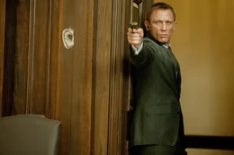 Um seine Vorgesetzte M zu sch&uuml;tzen, kehrt der untergetauchte M16-Agent James Bond "007" (Daniel Craig) zur&uuml;ck und macht sich auf die Suche nach den Drahtziehern, die M aus dem Weg r&auml;umen wollen.  +++ Die Verwendung des sendungsbezogenen Materials ist nur mit dem Hinweis und Verlinkung auf RTL+ gestattet. +++