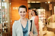 Heike Schmitz (Katrin Heoft) entscheidet sich, beruflich eine neue Richtung einzuschlagen und freut sich schon jetzt auf ihre Zukunft als Filialleiterin. Heike Schmitz (Katrin Heoft) entscheidet sich, beruflich eine neue Richtung einzuschlagen und freut sich schon jetzt auf ihre Zukunft als Filialleiterin.