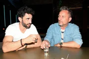 Tobias (Jan Kittmann, l.) und Michael "Michi" (Lars Pape) erweisen ihrem Freund Carlos die letzte Ehre.