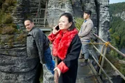 Semir (Erdogan Atalay, l.) hat Ärger mit der vietnamesischen Zigaretten-Mafia. Chefin Ling Ma (Soogi Kang) droht ihn in die Tiefe stürzen zu lassen. (r.: Komparse) Semir (Erdogan Atalay, l.) hat Ärger mit der vietnamesischen Zigaretten-Mafia. Chefin Ling Ma (Soogi Kang) droht ihn in die Tiefe stürzen zu lassen. (r.: Komparse)