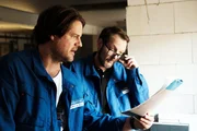 Stefan (Tim Olrik St&ouml;neberg, l.) und Dirk (Jens Kipper) wollen das Gesch&auml;ft ankurbeln und glauben, mit einer Investition neue Auftr&auml;ge generieren zu k&ouml;nnen.