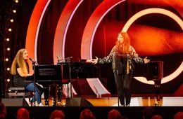 Ariane M&uuml;ller und Julia G&aacute;mez Martin w&auml;hrend ihrer Sendung: "Suchtpotenzial: B&auml;llebad Forever"