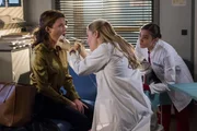 Die Immobilienmaklerin Mareike Gessler ist eigentlich im Klinikum, um Julia zu treffen. Sie bekommt pl&ouml;tzlich Nasenbluten. V.l.n.r. Mareike Gessler (Judith Sehrbrock), Julia Berger (Mirka Pigulla), Rebecca Krieger (Milena Straube)