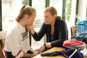 Tina (Franziska Arndt, r.) versichert ihrer Tochter Hannah (Katharina Gieron, l.), dass ihr Vater Stefan sie über alles liebt, auch wenn er es nicht immer zeigt. Tina (Franziska Arndt, r.) versichert ihrer Tochter Hannah (Katharina Gieron, l.), dass ihr Vater Stefan sie über alles liebt, auch wenn er es nicht immer zeigt.