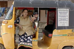 Raji ist eine von wenigen indischen Rikscha-Fahrerinnen. Seit sieben Jahren ist die 52-J&auml;hrige in Chennai im Gesch&auml;ft.