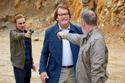 Tom (Constantin von Jascheroff, l.) trifft sich mit Emmo (Michael Roll). Als Norbert (Joachim Raaf, M.) dazustößt, wird die Situation brenzlig. Tom (Constantin von Jascheroff, l.) trifft sich mit Emmo (Michael Roll). Als Norbert (Joachim Raaf, M.) dazustößt, wird die Situation brenzlig.