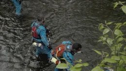 Rettungskr&auml;fte im Wasser  Die Verwendung des sendungsbezogenen Materials ist nur mit dem Hinweis und Verlinkung auf RTL+ gestattet.