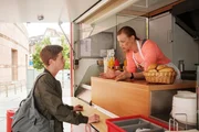 Tina (Franziska Arndt) versucht ihrem Sohn Leon (Leon Seidel) die finanzielle Situation der Familie zu erklären, verschweigt ihm aber die mangelnde Zahlungsmoral seines Vaters. Tina (Franziska Arndt) versucht ihrem Sohn Leon (Leon Seidel) die finanzielle Situation der Familie zu erklären, verschweigt ihm aber die mangelnde Zahlungsmoral seines Vaters.