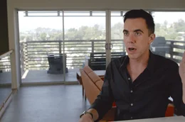 Erich Schwartzel untersucht in seinem Buch &bdquo;Red Carpet: Hollywood, China, and the Global Battle for Cultural Supremacy&ldquo; (2022) den kulturellen Einfluss Chinas auf die USA.