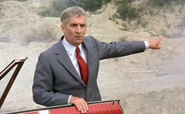 Henri (Louis de Funes) gibt den Trampern zu verstehen, dass sie sein Auto verlassen sollen.  +++ Die Verwendung des sendungsbezogenen Materials ist nur mit dem Hinweis und Verlinkung auf RTL+ gestattet. +++