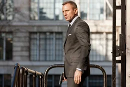 Um seine Vorgesetzte M zu sch&uuml;tzen, kehrt der untergetauchte M16-Agent James Bond "007" (Daniel Craig) zur&uuml;ck und macht sich auf die Suche nach den Drahtziehern, die M aus dem Weg r&auml;umen wollen.  +++ Die Verwendung des sendungsbezogenen Materials ist nur mit dem Hinweis und Verlinkung auf RTL+ gestattet. +++