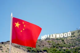 Hollywood gibt sich gerne als Streiter f&uuml;r Diversit&auml;t und Demokratie &ndash; aber wenn es ums Geld geht, beugt sich die Traumfabrik den W&uuml;nschen der chinesischen Zensur.