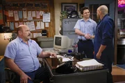(v.l.n.r.) Jim McAllister (Will Sasso); Georgie Cooper (Montana Jordan); Ruben (Jessie Prez) (v.l.n.r.) Jim McAllister (Will Sasso); Georgie Cooper (Montana Jordan); Ruben (Jessie Prez)