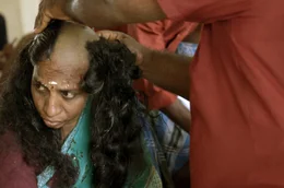 Usha spendet ihr Haar im Mailam-Murugan-Tempel. Aus dem Haar werden Haarverl&auml;ngerungen gefertigt.