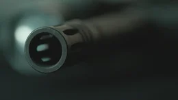 Nahaufnahme von Gewehr    +++ Die Verwendung des sendungsbezogenen Materials ist nur mit dem Hinweis und Verlinkung auf RTL+ gestattet. +++
