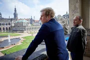 Observation im Dresdner Zwinger: Paul (Daniel Roesner, l.) und Semir (Erdogan Atalay) beobachten Timo. Observation im Dresdner Zwinger: Paul (Daniel Roesner, l.) und Semir (Erdogan Atalay) beobachten Timo.