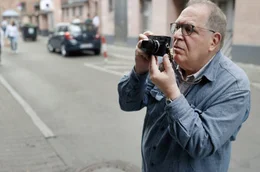 Der Fotograf und Rabbiner Frank Dabba Smith hat eine vielschichtige Beziehung zu Deutschland: Das Land ist f&uuml;r den Tod seiner Verwandtschaft in Polen verantwortlich, entfachte aber auch seine Leidenschaft f&uuml;r die Fotografie.