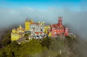 Der Pal&aacute;cio Nacional da Pena im Nebelmeer