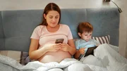 Gerade abends sind Smartphones und Co nicht förderlich, was Bindung und Schlaf angehen. Gerade abends sind Smartphones und Co nicht förderlich, was Bindung und Schlaf angehen.