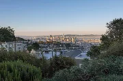&Uuml;ber den D&auml;chern von San Francisco: 1967 spricht hier jeder vom Sommer der Liebe &ndash; die Probleme treten in den Hintergrund.