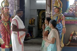Venkatesh Perumal hilft in seiner Freizeit als Priester in einem Tempel in Moolakulam, einem Vorort von Pondicherry, aus.