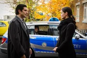 Jenny (Kaja Schmidt-Tychsen) erkennt, dass nicht Maximilian (Francisco Medina), sondern Ben (Jörg Rohde, im Auto) im Mittelpunkt der polizeilichen Ermittlungen steht. Jenny (Kaja Schmidt-Tychsen) erkennt, dass nicht Maximilian (Francisco Medina), sondern Ben (Jörg Rohde, im Auto) im Mittelpunkt der polizeilichen Ermittlungen steht.