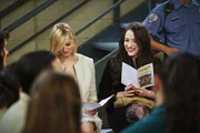 Als Caroline (Beth Behrs, l.) und Max (Kat Dennings, r.) Carolines Vater Martin im Gefängnis besuchen, um seiner Musicalaufführung beizuwohnen, erzählen sie ihm auch von ihrem Plan, aus dem Cupcake-Laden eine Dessert-Bar zu machen. Doch dessen Reaktion fällt anders aus, als erhofft ... Als Caroline (Beth Behrs, l.) und Max (Kat Dennings, r.) Carolines Vater Martin im Gefängnis besuchen, um seiner Musicalaufführung beizuwohnen, erzählen sie ihm auch von ihrem Plan, aus dem Cupcake-Laden eine Dessert-Bar zu machen. Doch dessen Reaktion fällt anders aus, als erhofft ...