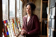 Elodie Vally, eine Meisterin ihres Fachs: der Glasmalerei Elodie Vally, eine Meisterin ihres Fachs: der Glasmalerei