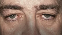 Nahaufnahme der Augen vom Hauptverd&auml;chtigen Andrew Jones    +++ Die Verwendung des sendungsbezogenen Materials ist nur mit dem Hinweis und Verlinkung auf RTL+ gestattet. +++