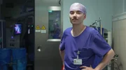 Emre steht vor einem Operationssaal. Emre steht vor einem Operationssaal.