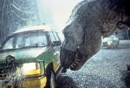 Ein Tyrannosaurus Rex hat die Sicherheitsvorrichtung des Parks &uuml;berwinden k&ouml;nnen und bedroht nun die Insassen eines Jeeps.  +++ Die Verwendung des sendungsbezogenen Materials ist nur mit dem Hinweis und Verlinkung auf RTL+ gestattet. +++