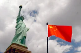 Im Jahr 1997 erregten die drei Filme &bdquo;Sieben Jahre in Tibet&ldquo;, &bdquo;Kundun&ldquo; und &bdquo;Red Corner&ldquo; das Missfallen Pekings: Die Studios wurden von China auf eine schwarze Liste gesetzt.