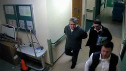 Hauptverd&auml;chtiger Andrew Jones (l.)  Die Verwendung des sendungsbezogenen Materials ist nur mit dem Hinweis und Verlinkung auf RTL+ gestattet.