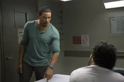 Matthew Sanchez (Mauricio Ovalle, r.) wird verdächtigt ein älteres Ehepaar ermordet zu haben. An Laura und Billy (Laz Alonso, l.) liegt es nun, die Wahrheit herauszufinden ... Matthew Sanchez (Mauricio Ovalle, r.) wird verdächtigt ein älteres Ehepaar ermordet zu haben. An Laura und Billy (Laz Alonso, l.) liegt es nun, die Wahrheit herauszufinden ...