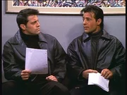 Um an Geld zu kommen, braucht Joey (Matt LeBlanc, l.) jemanden, der als sein eineiiger Zwillingsbruder durchgehen w&uuml;rde. Noch ist er von seinem Gegen&uuml;ber nicht &uuml;berzeugt.
