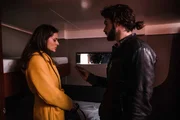 Lorenzo (Giacomo Giorgio) konfrontiert Paola (Raffaella Rea), die Ehefrau von Tano, mit etwas, das er auf dem Boot gefunden hat und was offenbar Tano gehört. Lorenzo (Giacomo Giorgio) konfrontiert Paola (Raffaella Rea), die Ehefrau von Tano, mit etwas, das er auf dem Boot gefunden hat und was offenbar Tano gehört.