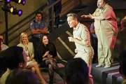 Caroline (Beth Behrs, l.) und Max (Kat Dennings, 2.v.l.) genießen im Gefängnis die Musicalaufführung von Carolines Vater Martin (Steven Weber, 2.v.r.) und freuen sich darauf, ihm von ihrem Vorhaben zu erzählen, den Cupcake-Laden in eine Dessert-Bar zu verwandeln ... Caroline (Beth Behrs, l.) und Max (Kat Dennings, 2.v.l.) genießen im Gefängnis die Musicalaufführung von Carolines Vater Martin (Steven Weber, 2.v.r.) und freuen sich darauf, ihm von ihrem Vorhaben zu erzählen, den Cupcake-Laden in eine Dessert-Bar zu verwandeln ...