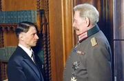 Paul von Hindenburg (Peter O'Toole, r.) erkennt das Wahlergebnis an und ernennt Hitler (Robert Carlyle) zum Reichskanzler. Paul von Hindenburg (Peter O'Toole, r.) erkennt das Wahlergebnis an und ernennt Hitler (Robert Carlyle) zum Reichskanzler.